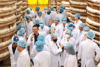 Hàng trăm khách hàng ấn tượng với quy mô nhà thùng ủ chượp 