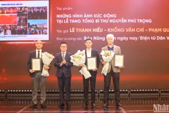 Đồng chí Lê Quốc Minh, Ủy viên Trung ương Đảng, Tổng Biên tập Báo Nhân Dân, Phó Trưởng Ban Tuyên giáo Trung ương, Chủ tịch Hội Nhà báo Việt Nam trao giải Đặc biệt cho nhóm tác giả Báo Nông thôn ngày nay/Điện tử Dân Việt.