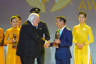 Ông Đặng Anh Tuấn - Phó Tổng giám đốc Vietnam Airlines - nhận giải thưởng từ Tổ chức World Travel Awards.