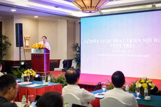 Nhà báo Ngô Việt Anh trình bày về chiến lược nội dung vượt trội của Báo Nhân Dân và vai trò của báo chí dữ liệu. 