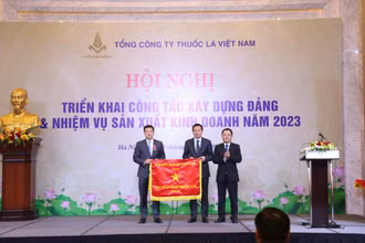 Lãnh đạo Vinataba đón nhận cờ thi đua của Ủy ban Quản lý vốn Nhà nước tại doanh nghiệp.
