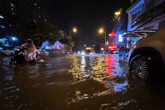 [Ảnh] Mưa lớn suốt đêm, nhiều tuyến đường ở Hà Nội ngập sâu