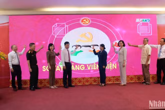 Các đồng chí lãnh đạo tỉnh Bình Phước ấn nút ra mắt sổ tay đảng viên điện tử.