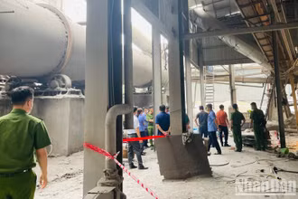 Cơ quan chức năng tổ chức khám nghiệm hiện trường vụ tai nạn lao động tại Yên Bái. (Ảnh: THANH SƠN) 