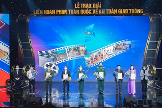 Các tác giả đoạt giải trong Liên hoan phim toàn quốc về an toàn giao thông năm 2021. 
