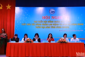 Các đại biểu chủ trì hội nghị.