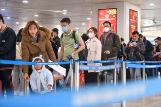 Hành khách xếp hàng đợi làm thủ tục an ninh tại sân bay quốc tế Nội Bài.