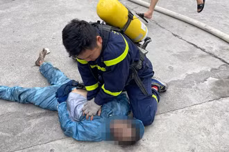 Cảnh sát PCCC cứu hộ một nạn nhân trong vụ cháy tại Thường Tín. (Ảnh: Cơ quan Công an cung cấp)