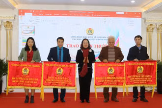 Các tập thể lao động xuất sắc ở Thanh Hóa được tặng cờ thi đua năm 2022.