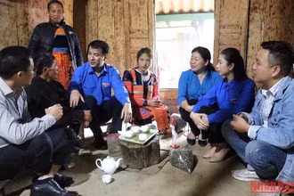 Bí thư Trung ương Đoàn Ngô Văn Cương (thứ 3 hàng đầu bên trái) thăm hỏi, trò chuyện với người dân xã Tà Xùa trong khuôn khổ chương trình.