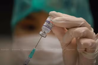 Chính phủ Thái Lan kêu gọi các nhà điều hành du lịch tăng cường mũi tiêm nhắc lại cho nhân viên trong bối cảnh Trung Quốc mở cửa trở lại từ ngày 8/1 tới đây. (Nguồn: Bangkok Post)