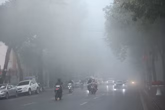 Sau ít ngày chất lượng không khí tương đối tốt nhờ gió mùa tràn xuống, từ hôm nay (12/1), chất lượng không khí ở Hà Nội và nhiều tỉnh miền bắc lại lên ngưỡng xấu (có hại cho sức khoẻ tất cả mọi người). Đợt ô nhiễm này dự kiến có thể kéo dài nhiều ngày tới.