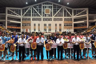 Lãnh đạo Tổng Cục thể dục thể thao, Liên đoàn bóng chuyền Việt Nam và tỉnh Bắc Kạn tặng hoa các Câu lạc bộ tham gia giải.