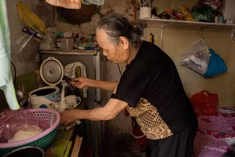 Bà Hứa Thị Vinh trong căn phòng trọ rộng chưa đầy 10m2 của mình.