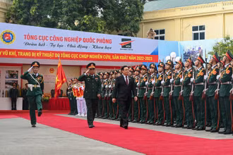 Chủ tịch Quốc hội Vương Đình Huệ duyệt đội danh dự tại lễ đón.