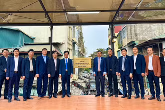 Ngày 31/12, Tổng công ty Đường sắt Việt Nam đã tổ chức Lễ gắn biển Công trình “Sửa chữa, cải tạo ke ga Long Biên, tuyến đường sắt Hà Nội - Đồng Đăng, chào mừng kỷ niệm 70 năm ngày thành lập Đảng bộ Tổng công ty Đường sắt Việt Nam (6/4/1955-6/4/2025).