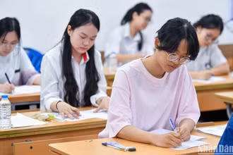 [Ảnh] Thí sinh bước vào môn tự luận duy nhất của Kỳ thi tốt nghiệp THPT