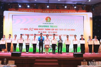 Các đồng chí Lê Thanh Đạo, nguyên Ủy viên Trung ương Đảng, nguyên Chủ tịch Hội đồng Đội Trung ương khóa I; Bùi Quang Huy, Ủy viên dự khuyết Trung ương Đảng, Bí thư thứ nhất Trung ương Đoàn (lần lượt thứ 7 và thứ 10 từ phải qua) trao Bằng khen tặng các cá nhân giành Giải thưởng Kim Đồng năm học 2022-2023.