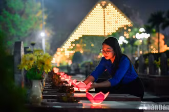 [Ảnh] Điện Biên đồng loạt thắp nến tưởng niệm các anh hùng, chiến sĩ Điện Biên