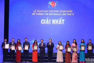 Đồng chí Nguyễn Trọng Nghĩa, Ủy viên Bộ Chính trị, Bí thư Trung ương Đảng, Trưởng Ban Tuyên giáo Trung ương, Trưởng Ban Chỉ đạo Công tác thông tin đối ngoại; đồng chí Bùi Thanh Sơn, Ủy viên Trung ương Đảng, Phó Thủ tướng Chính phủ, Bộ trưởng Ngoại giao trao giải Nhất cho các tác giả/nhóm tác giả đoạt giải. 