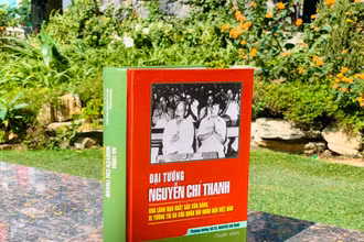 Bìa ấn phẩm "Đại tướng Nguyễn Chí Thanh - Nhà lãnh đạo xuất sắc của Đảng, vị tướng tài ba của Quân đội nhân dân Việt Nam".