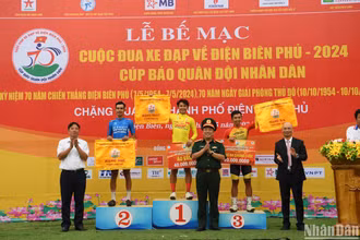 Ban Tổ chức trao hạng Nhất, Nhì, Ba chung cuộc cho các vận động viên xuất sắc.