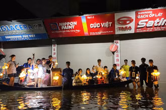 Những chiếc thuyền mang trung thu đến các vùng ngập lụt ở Hà Nội