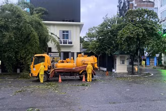 Công nhân thoát nước Hà Nội làm nhiệm vụ tại khu vực đường Bà Triệu sáng sớm 8/9.