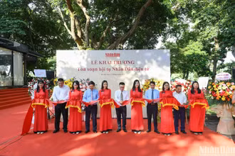 Tổng Biên tập Báo Nhân Dân Lê Quốc Minh và lãnh đạo các bộ, ban, ngành, Báo Nhân Dân đã thực hiện nghi thức cắt băng khai trương Tòa soạn hội tụ Nhân Dân điện tử.