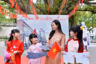 [Ảnh] Hàng nghìn người tham quan Triển lãm tương tác Cột cờ Hà Nội