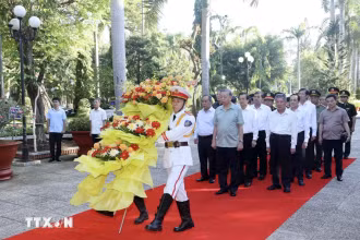 Chủ tịch nước Tô Lâm cùng đoàn công tác dâng hoa tưởng nhớ Chủ tịch Hồ Chí Minh. Ảnh: Nhan Sáng/TTXVN