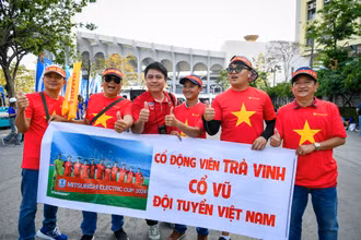 Cổ động viên "hâm nóng" sân Rajamangala trước trận chung kết Việt Nam-Thái Lan