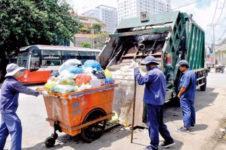Thu gom rác thải sinh hoạt tại thành phố Hồ Chí Minh.