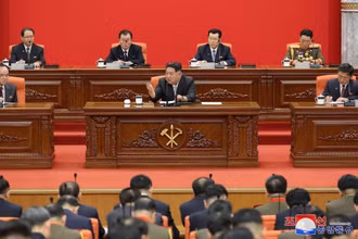 Nhà lãnh đạo Triều Tiên Kim Jong-un (giữa) phát biểu chỉ đạo tại Hội nghị lần thứ 9 Ban Chấp hành Trung ương đảng Lao động Triều Tiên Khóa VIII, ngày 28/12/2023. (Ảnh: KCNA/TTXVN)