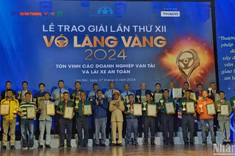 Trao giải “Vô lăng vàng” cho các tập thể, cá nhân đoạt giải.