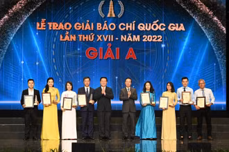 Chủ tịch nước Võ Văn Thưởng và Trưởng Ban Tuyên giáo Trung ương Nguyễn Trọng Nghĩa trao giải A cho các tác giả, đại diện nhóm tác giả đoạt giải. 