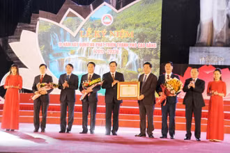 Các đồng chí Thường trực Tỉnh ủy Cao Bằng trao Bằng khen của Thủ tướng Chính phủ cho nhân dân và cán bộ thành phố Cao Bằng.