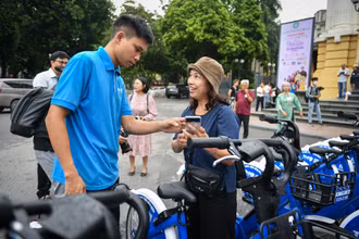 Người dân Hà Nội háo hức với dịch vụ xe đạp công cộng. (Ảnh: Thành Đạt)