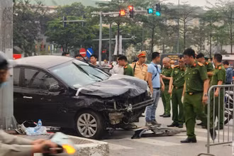 Cơ quan chức năng tiến hành khám nghiệm hiện trường. (Ảnh: Sơn Bách)