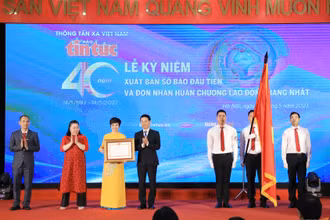 Đồng chí Nguyễn Mạnh Hùng, Ủy viên Trung ương Đảng, Bộ trưởng Thông tin và Truyền thông, thừa ủy quyền của Chủ tịch nước đã trao Huân chương Lao động hạng Nhất cho Báo Tin tức.