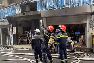 Lực lượng Phòng cháy chữa cháy và cứu nạn, cứu hộ tìm cách tiếp cận hiện trường vụ cháy.