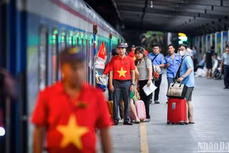 Những đoàn tàu “đặc biệt” lan tỏa màu cờ Tổ quốc