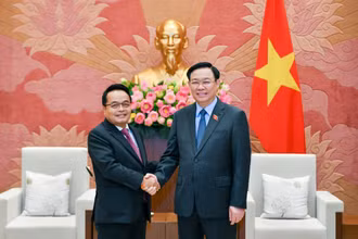 Chủ tịch Quốc hội Vương Đình Huệ và Chủ tịch Kiểm toán Lào Viengthavisone Thephachanh tại buổi tiếp. (Ảnh: Duy Linh)