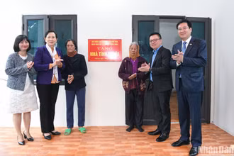 Đồng chí Lê Quốc Minh và đồng chí Lê Thị Thủy cùng đại diện lãnh đạo huyện Bình Lục (Hà Nam), đại diện nhà tài trợ dự lễ bàn giao nhà tình nghĩa cho gia đình bà Bồ Thị Gái tại xã La Sơn. (Ảnh: Thành Đạt)