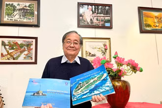 Ông Nguyễn Thanh Tòng, nguyên Phó Chủ tịch Hội người Việt Nam tại Pháp, bên hai cuốn sách “Biển đảo quê hương” và “Biển đảo-lịch sử và pháp lý”. (Ảnh: MINH DUY).