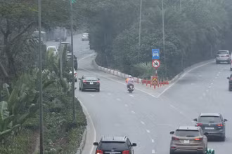 [Ảnh] Hàng loạt xe máy ngang nhiên đi vào Đại lộ Thăng Long