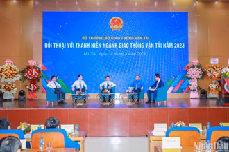 Bộ trưởng Giao thông vận tải Nguyễn Văn Thắng đối thoại với đoàn viên, thanh niên.