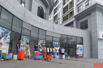 Hàng trăm hộ dân sinh sống tại khu chung cư Hateco Xuân Phương (Nam Từ Liêm, Hà Nội) vẫn sống trong cảnh… khát.
