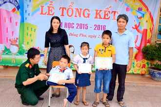 Nhà báo Hoàng Trường Giang tặng quà các học sinh khó khăn trong một chuyến thiện nguyện.