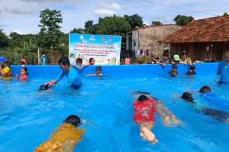 Đứng trước thực trạng số trẻ em tử vong vì đuối nước tăng cao, Câu lạc bộ Vì đàn em thân yêu đã lên ý tưởng và triển khai dự án "Bể bơi di động về Buôn" dạy bơi miễn phí cho trẻ em. 